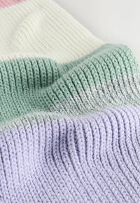 Strikket stofblanket med striber i hvid, mintgrøn, grå og lavendel. Teksturen er ribbet med varierende garntykkelser.