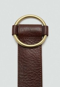 Brauner Lederarmband mit glatter Oberfläche, ausgestattet mit einem großen runden goldenen Metallschäkel und genähten Akzenten in der Nähe des Befestigungspunktes.