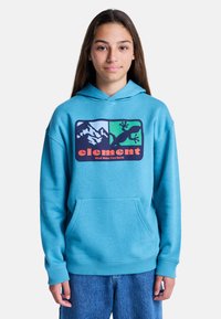 Sweat à capuche turquoise avec cordon de serrage, poche avant, et motif sérigraphié représentant des montagnes et un lézard en vert et orange.