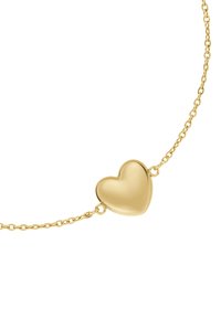 Bracciale in oro con un brillante ciondolo a forma di cuore, superficie liscia e maglie che creano un design delicato.