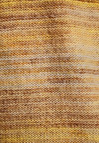 Tissu tricoté dans des tons de jaune, marron et crème, présentant un motif texturé avec des rayures horizontales et une apparence douce et duveteuse.