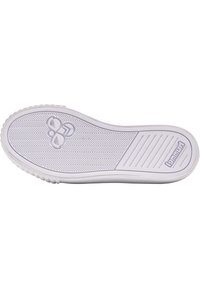 Biała gumowa podeszwa buta z wzorem w jodełkę i teksturowanymi uchwytami. Zawiera podniesione logo marki i detal w poziome paski.