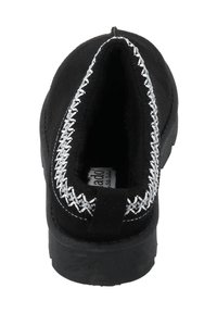 Czarne zamszowe klapki z zaokrąglonym noskiem, srebrnym haftem wokół otworu i teksturowaną gumową podeszwą. Zawierają uchwyt z tyłu.