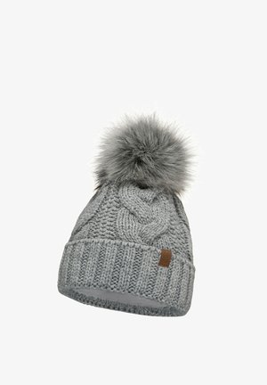 Beaucoup tricot gris avec un large revers côtelé, un motif en câble, et un grand pompon en fausse fourrure grise sur le dessus. Étiquette en cuir sur le côté.