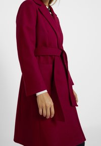 Dorothy Perkins Petite Abrigo clásico - red