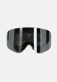 Okulary przeciwsłoneczne z dużą, zakrzywioną czarną soczewką, białą oprawką i gładką fakturą. Posiadają ochronę UV oraz oznaczenie CE na soczewce.