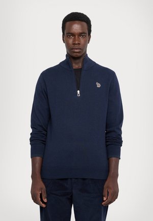 Marineblauwe half-zip trui gemaakt van gebreid materiaal, met ribbelmanchetten en een klein geborduurd logo op de linkerborst.
