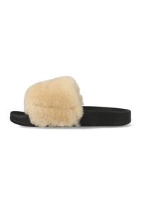 Fur-lined schuif sandaal met een crèmekleurige fluffy bovenkant en een zwarte gestructureerde zool, met een open teenontwerp voor gemakkelijk dragen.
