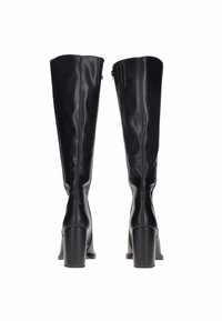 Stivali neri al ginocchio in pelle liscia con tacco grosso, dotati di chiusura con zip sul retro e un design elegante e aderente.