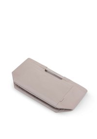 Rektangulær beige læderclutch med et tyndt metalhåndtag og syninger, der ligger fladt på en hvid overflade.