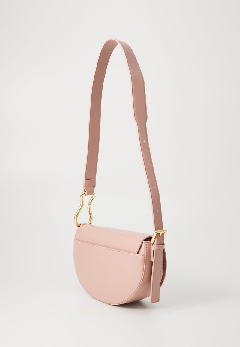 Rózsaszín bőr keresztpántos táska ívelt siluettel, állítható pánttal és arany színű hardware kiegészítőkkel. Simány sima textúra és minimális dizájn.