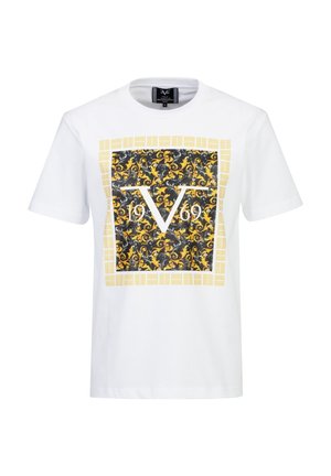 Weißes kurzärmeliges T-Shirt mit einem zentralen schwarzen und goldenen Barockmuster, das den Text "19 V 69" und einen goldenen geometrischen Rahmen zeigt.