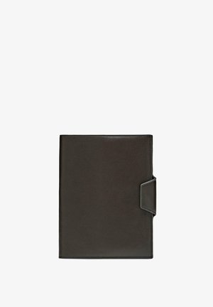 Cartella in pelle nera dalla texture liscia, con chiusura laterale a moschettone e design minimalista, forma rettangolare e bordi puliti.