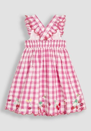 Robe à carreaux rose et blanche avec des bretelles volantes, une taille smockée et un ourlet festonné, ornée de fraises et de fleurs brodées.