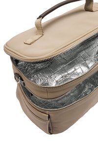 Beżowa torba termoizolacyjna z teksturowanym srebrnym wnętrzem. Posiada zamek błyskawiczny i brązową rączkę. Dwie przegródki do organizacji.