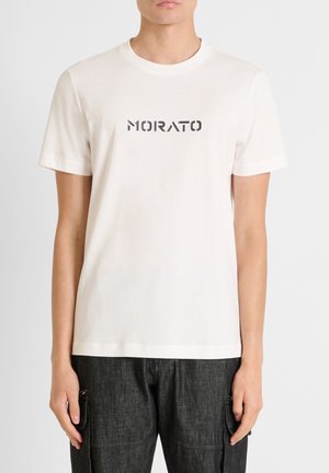 Bijela pamučna majica s natpisom "MORATO" otisnutim u hrabrom, tamnosivom fontu preko prsa; jednostavan okrugli izrez i kratki rukavi.