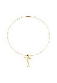 Guldfarvet choker med en tynd wire og en abstrakt korsvedhæng med en glat, poleret overflade og flydende former.