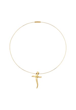 Guldfarvet choker med en tynd wire og en abstrakt korsvedhæng med en glat, poleret overflade og flydende former.
