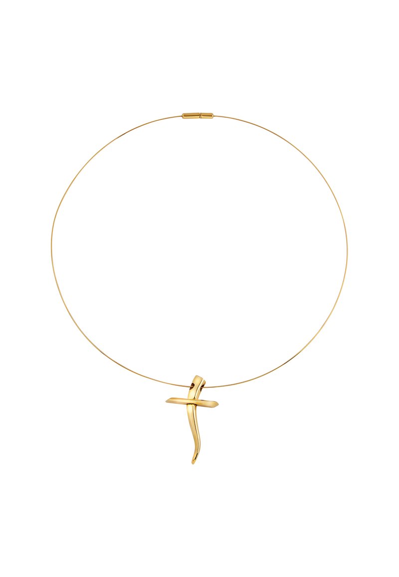 Guldfarvet choker med en tynd wire og en abstrakt korsvedhæng med en glat, poleret overflade og flydende former.