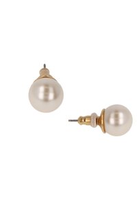 Gouden stud oorbellen met grote romige imitatieparels en een gladde, glanzende oppervlakte, vergezeld van een decoratieve accent rond de stekker.