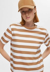 Selected Femme SLFESSENTIAL TEE - T-shirts med print - tobacco brown