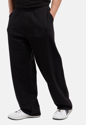 Zwarte sweatpants met een elastische tailleband, twee zijzakken en een subtiele logo-detail op de linker dij. Recht gesneden pijpen.