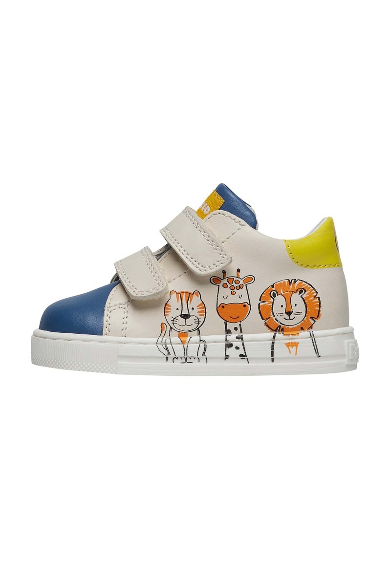 Sneakers met een romige leren bovenkant, blauwe neuskap, gele hiel en dierenillustraties (tijger, giraffe, leeuw) aan de zijkant. Klittenbandsluitingen.