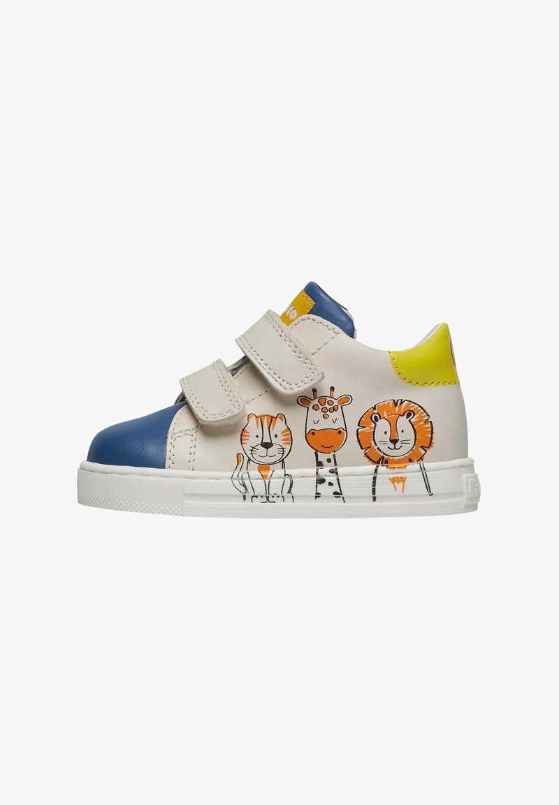 Baskets avec un corps en cuir crème, un capuchon bleu, un talon jaune et des illustrations d'animaux (tigre, girafe, lion) sur le côté. Bandes Velcro.
