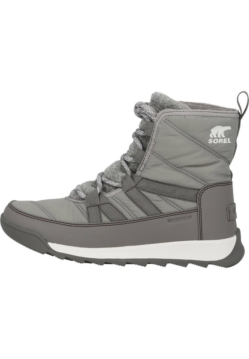 Botte d'hiver grise avec un extérieur matelassé, un tissu texturé, un bout renforcé et une semelle blanche. Comprend des lacets gris et un logo Sorel.