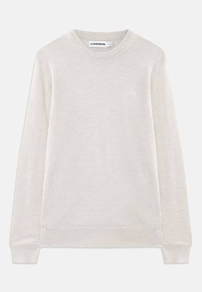 Ανοιχτό καφέ μακρυμάνικος πουλόβερ με στρογγυλή λαιμόκοψη, με ριγωτές μανσέτες και μέτωπο, διακριτικό λογότυπο στο αριστερό μέρος του στήθους και ετικέτα J.Lindeberg στο εσωτερικό του γιακά.
