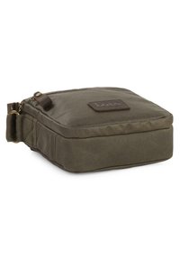 Bolso rectangular verde oliva con una tela texturizada. Presenta un cierre con cremallera, un parche de cuero con logo y una correa lateral para llevarlo.
