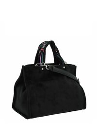Borsa in suede nera con doppio manico, tracolla regolabile e accenti colorati intrecciati. Presenta dettagli in metallo argentato e un design strutturato.