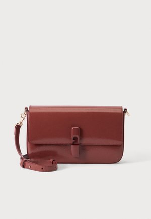 Sac à bandoulière rectangulaire en cuir rouge foncé avec sangle réglable et rabat avant sécurisé par une boucle assortie, sur fond blanc.