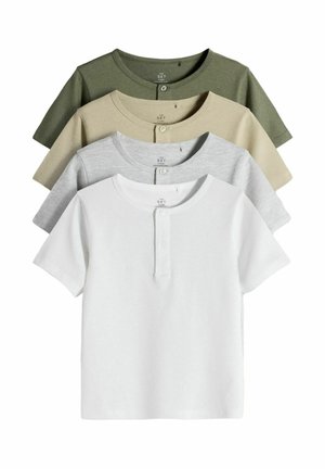 Vier kurzärmelige Henley-Shirts in Weiß, Hellgrau, Beige und Oliv, gestapelt mit sichtbaren Knopfleisten auf weißem Hintergrund.
