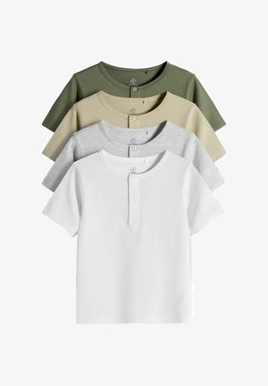 Vier kurzärmelige Henley-Shirts in Weiß, Hellgrau, Beige und Oliv, gestapelt mit sichtbaren Knopfleisten auf weißem Hintergrund.