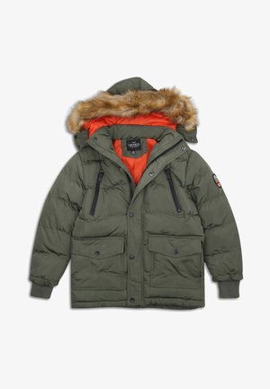 Veste d'hiver matelassée couleur vert olive avec doublure orange, capuche amovible ornée de fausse fourrure, quatre poches avant et poignets côtelés.
