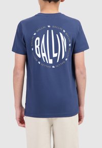 Marineblauwe katoenen T-shirt met rond grafisch ontwerp "BALLIN" in het wit, voorzien van herhaald kleinere tekst in het grijs. Korte mouwen en ronde hals.