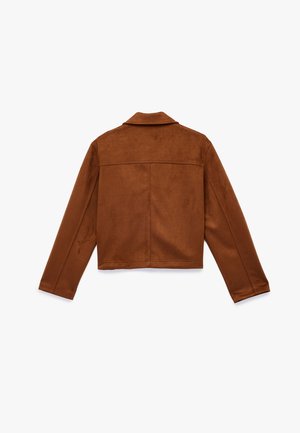 Bruine faux suede cropped jas met een kraag, lange mouwen en zichtbare stiksels op de achterkant en zijkanten.