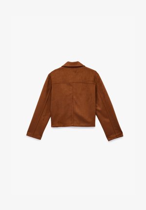 Braune Kunstwildleder-Cropped-Jacke mit Kragen, langen Ärmeln und sichtbaren Nähten auf dem Rücken und an den Seiten.