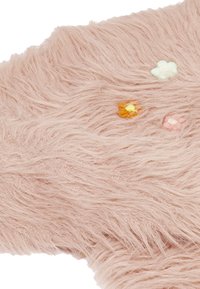 Luddigt rosa tyg med lång luddstruktur, prytt med små broderade blommor i pastellfärger och en gul mittdetalj.