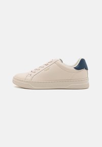 Hellebeige Leder-Sneaker mit glattem Finish, cremefarbenen Akzenten und einer dunkelblauen Ferse. Verfügt über eine runde Zehenform und ein Schnürdesign.