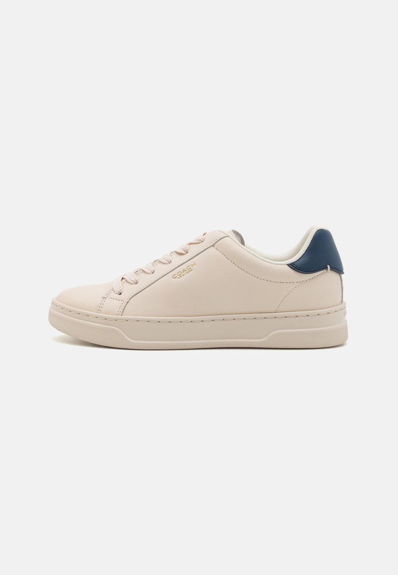 Hellebeige Leder-Sneaker mit glattem Finish, cremefarbenen Akzenten und einer dunkelblauen Ferse. Verfügt über eine runde Zehenform und ein Schnürdesign.