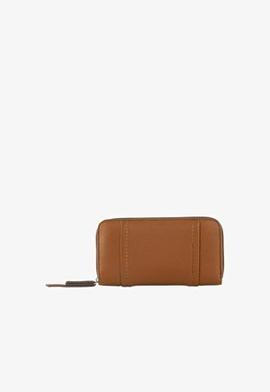Portefeuille en cuir brun texturé avec fermeture éclair. Comprend plusieurs emplacements pour cartes et un mince tirant de fermeture éclair. Forme compacte et rectangulaire.