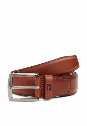Cinturón de cuero marrón con una textura suave, hebilla rectangular de plata y un borde cosido. Presenta un acento metálico con la marca.