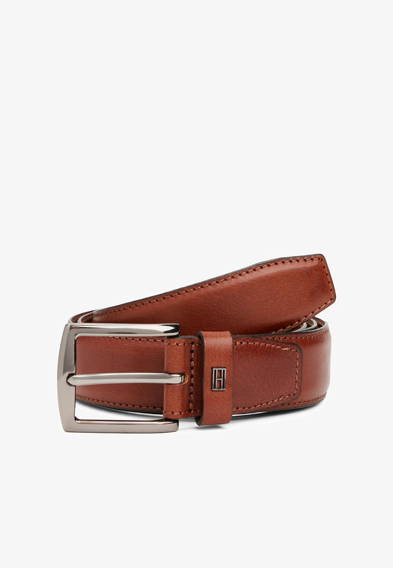 Bruine leren riem met een gladde textuur, rechthoekige zilveren gesp en een gestikte rand. Voorzien van een gemerkte metalen accenten.