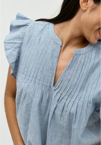 mbyM GEMALA-M - T-shirt con stampa - blue white stripe