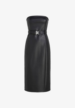 Mustat olkaimettomat mekko, joka on valmistettu keinonahasta. Siinä on muotoiltu malli, vyötäröllä vyö metallilisävarusteella ja polvenpituinen helma.