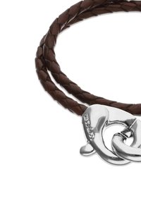 Pulsera trenzada de cuero marrón con un cierre de gancho de plata pulida, con grabado visible de la marca y un diseño liso y redondo.