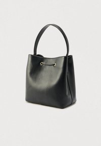 Musta nahkainen olkalaukku, jossa sileä pinta. Varustettu yhdellä pyöreällä kahvalla ja kultaisella kiristysnyörillä. Kompakti, jämäkkä muoto.