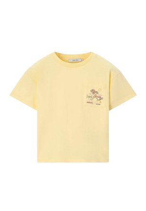 Lichtgele T-shirt met korte mouwen, een ronde hals en een voorzak met een cartoonvis met zonnebril en de tekst "Sardine Siesta".